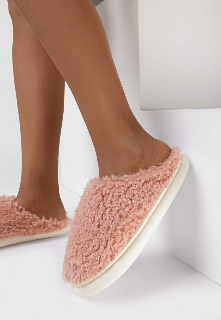 Червоні Тапки, Червоний 
Червоні Тапки, Червоний