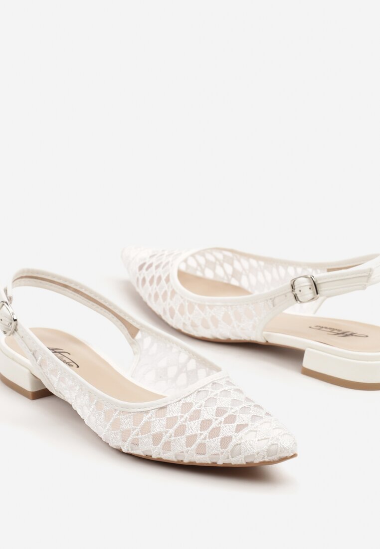 Білі Сандалі