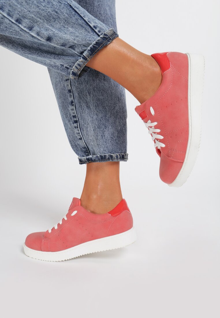 Червоні Кросівки