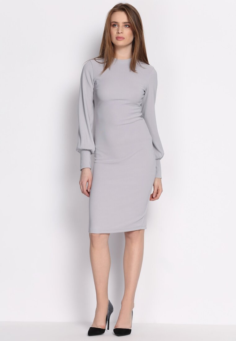 строгое серое платье. деловой костюмженнский. девушка в классическом костюме. женщина в деловом костюме. мужчина в строгом костюме.