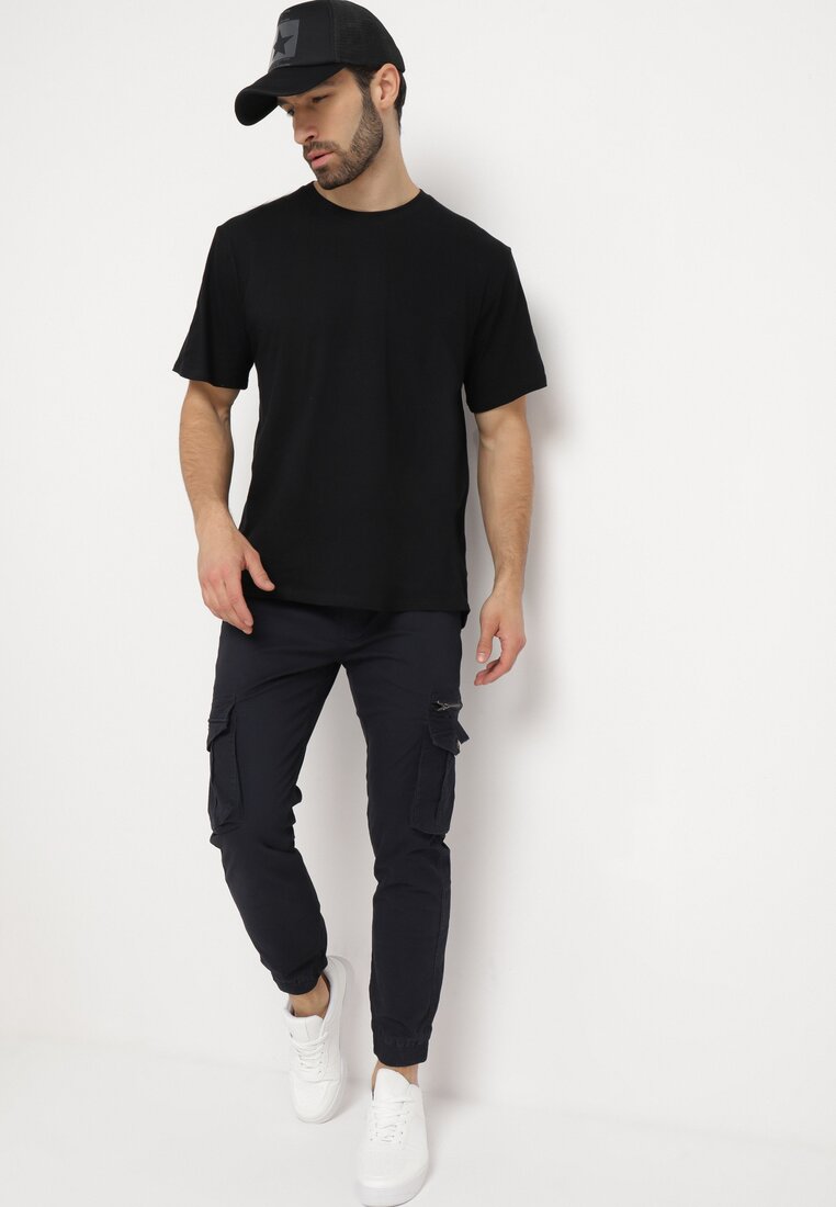 

Чорна Футболка, Чорний