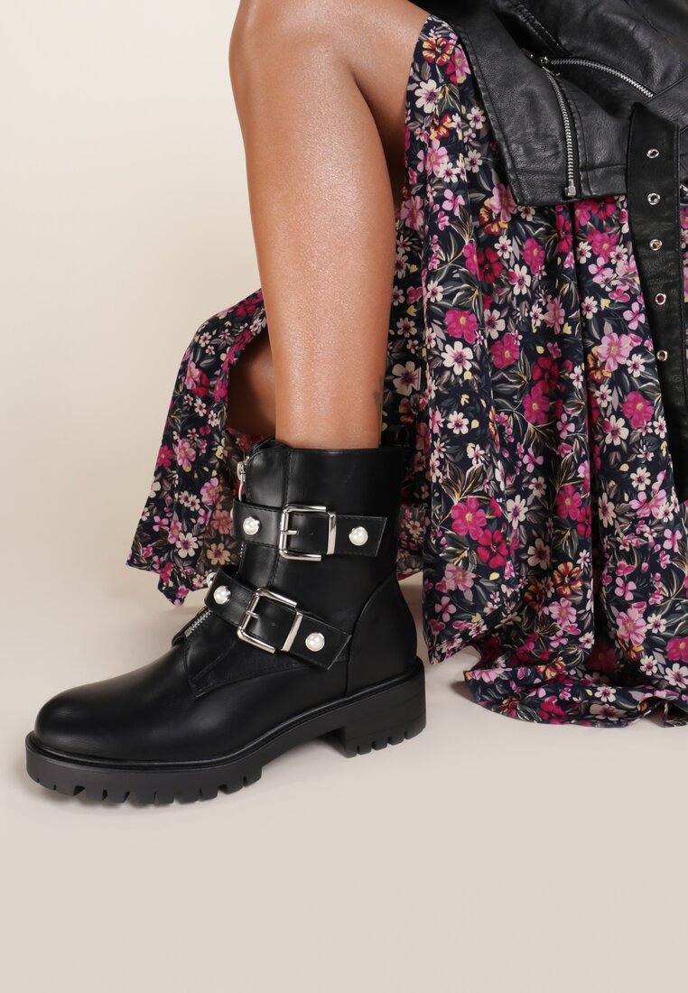 

Чорні Черевики, Чорний