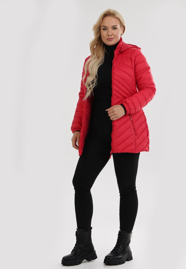 

Червона Куртка, Червоний