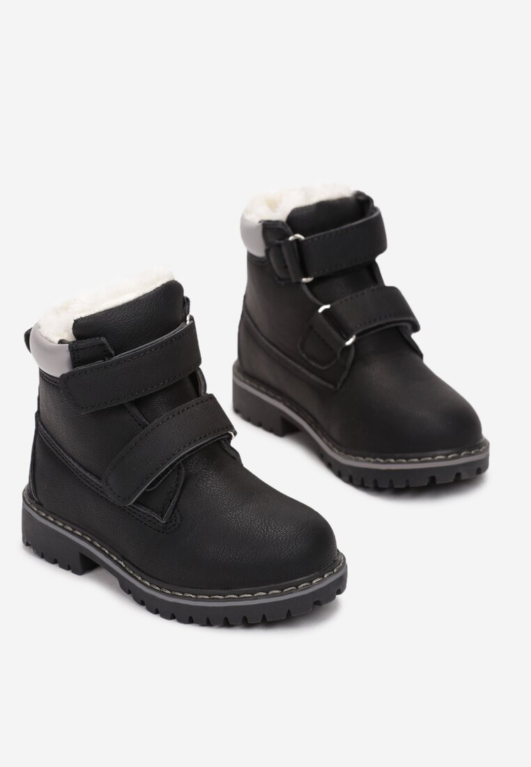 

Чорні Черевики, Чорний