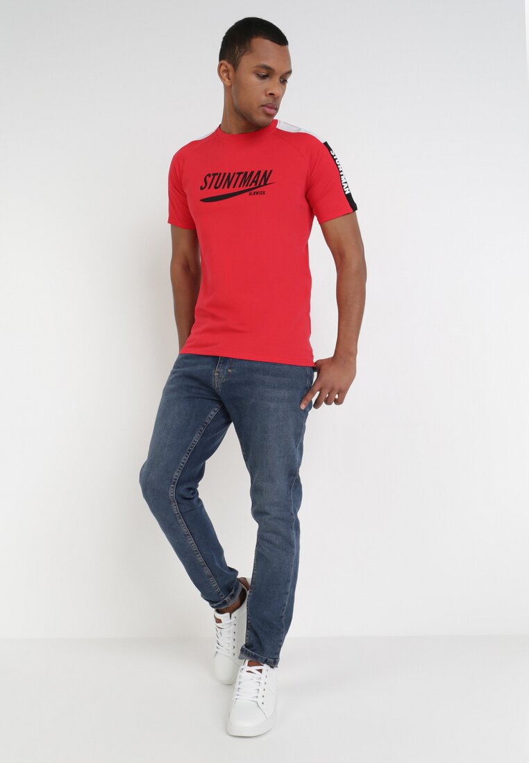 

Червона Футболка, Червоний