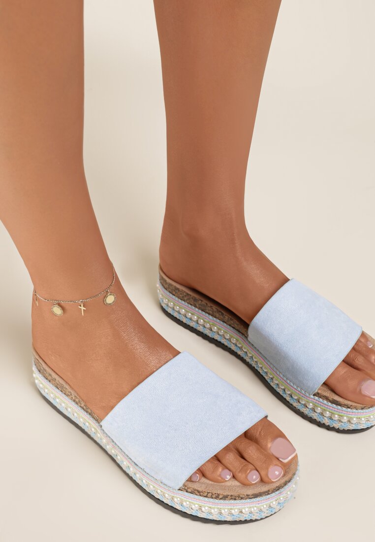 

Блакитні Шльопанці, Блакитний