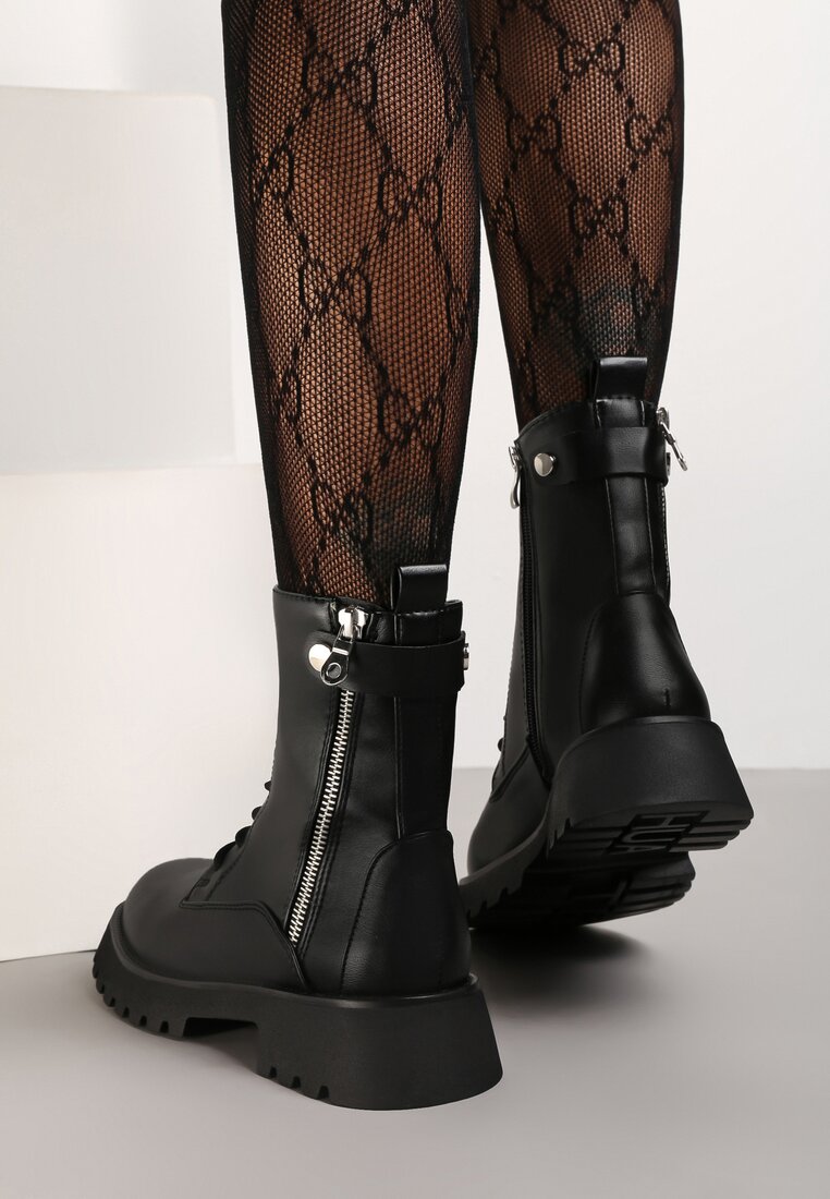 

Чорні Черевики, Чорний