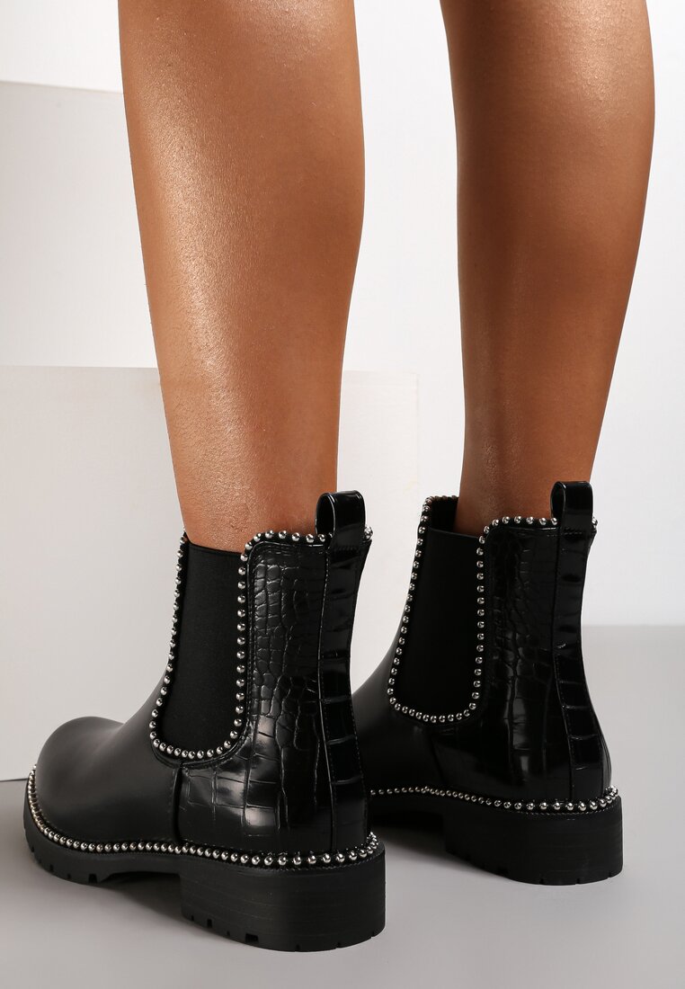 

Чорні Черевики, Чорний