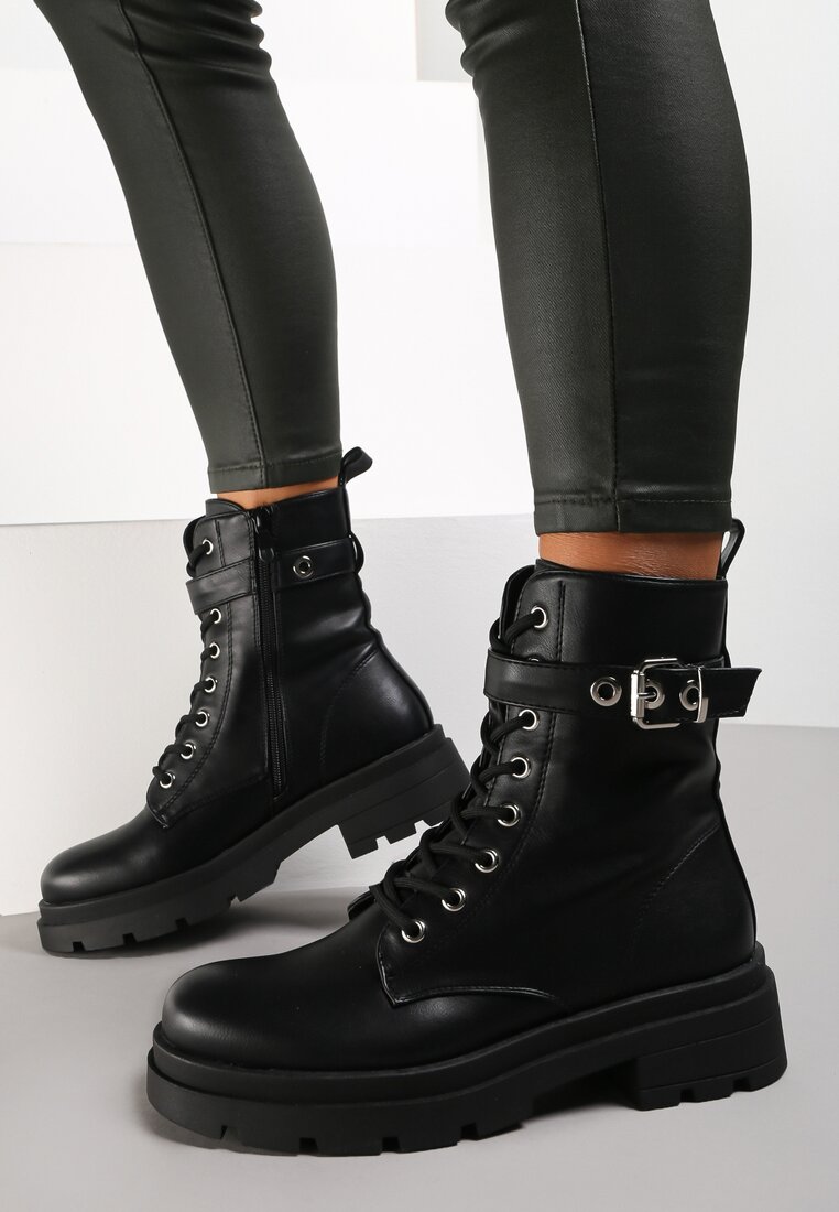 

Чорні Черевики, Чорний