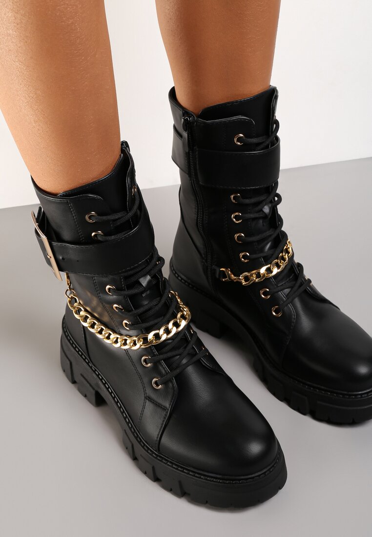 

Чорні Черевики, Чорний