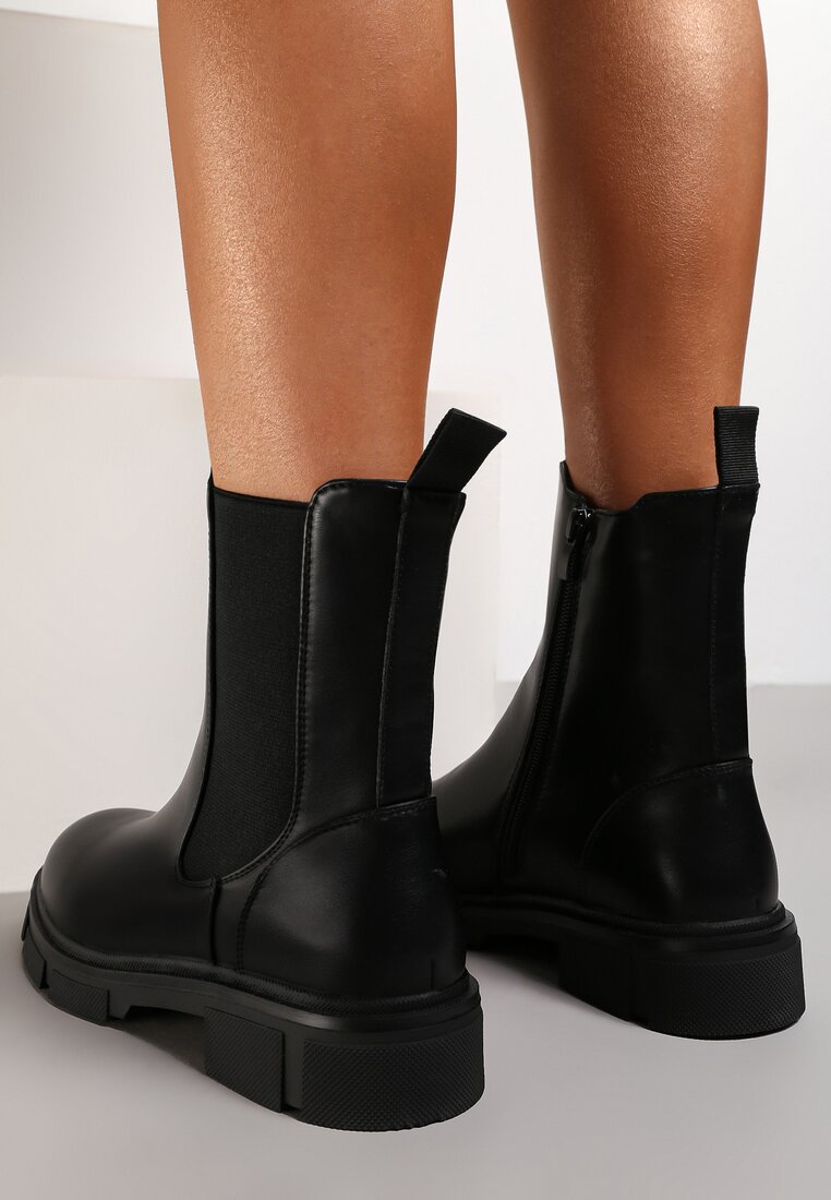 

Чорні Черевики, Чорний