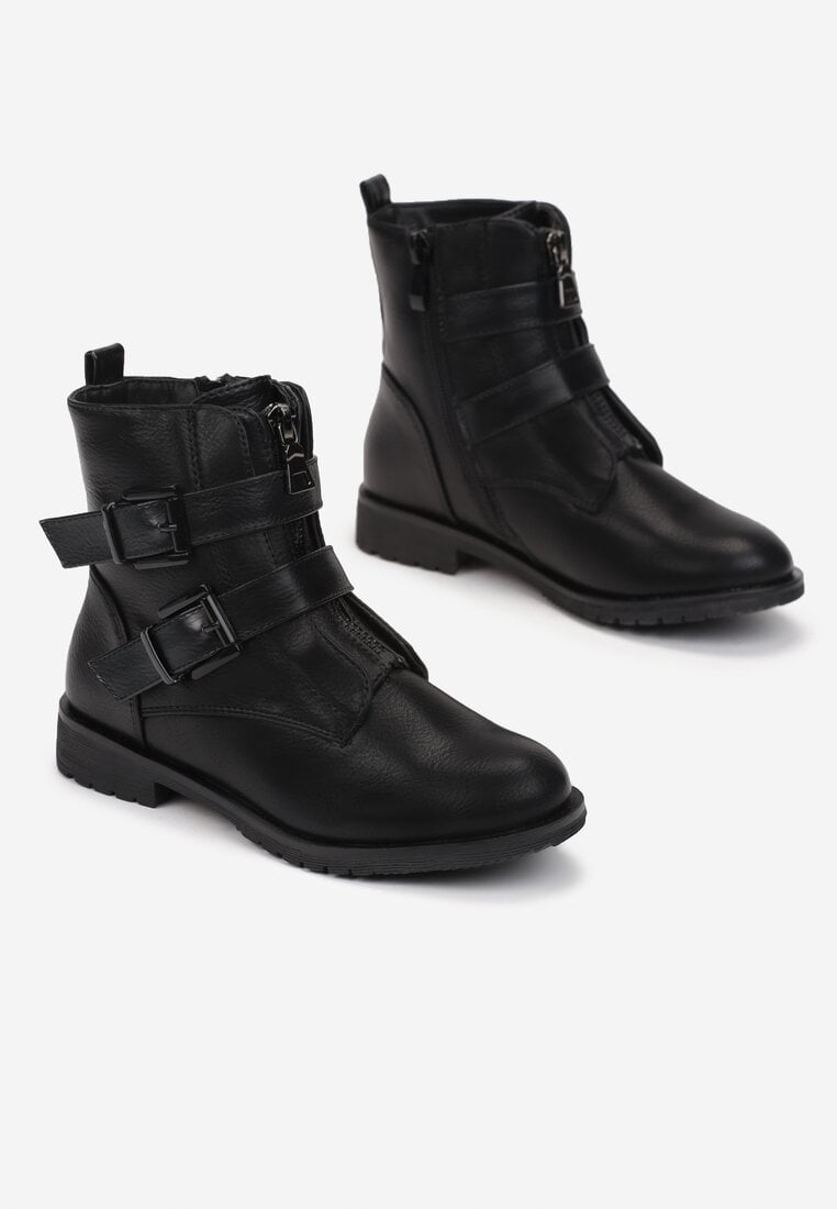 

Чорні Черевики, Чорний