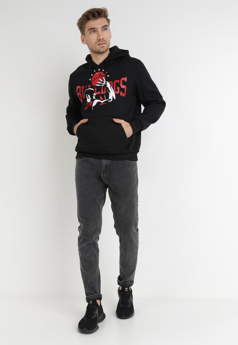 

Чорна Толстовка, Чорний