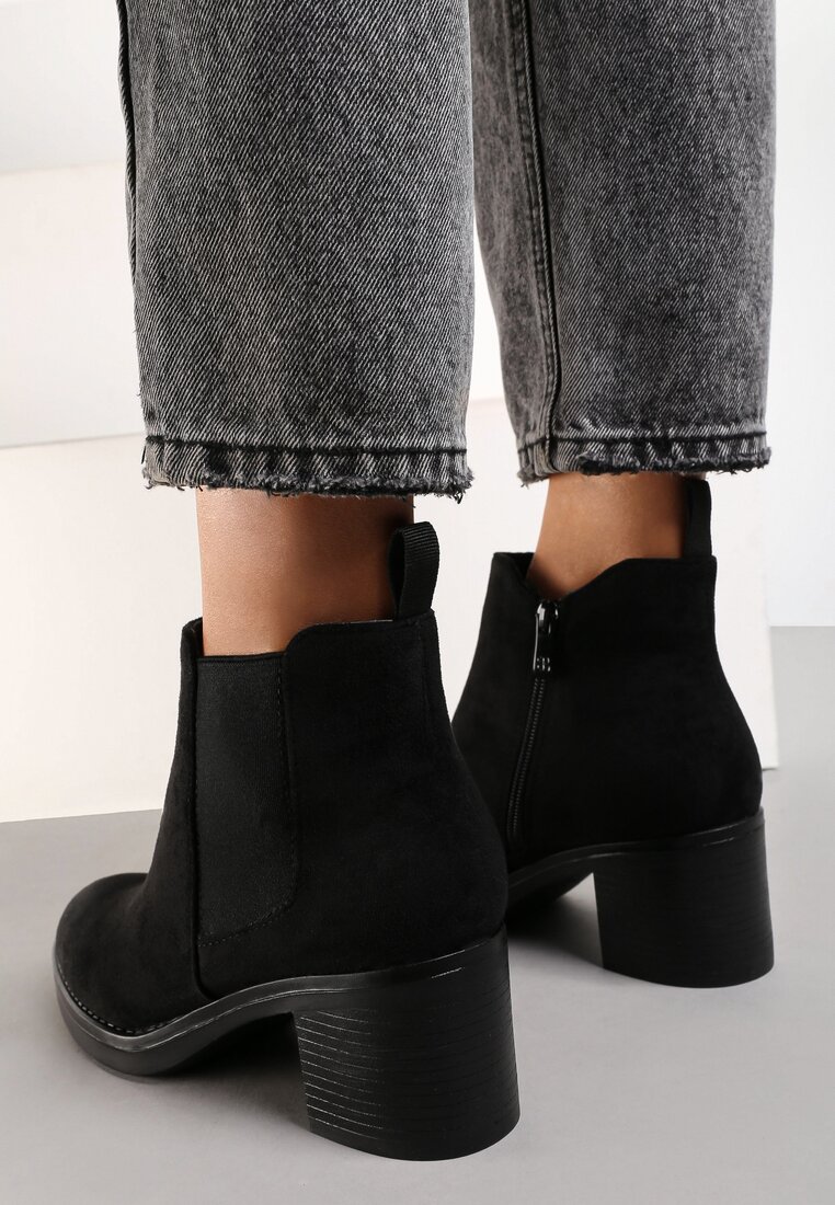 

Чорні Ботильйони, Чорний