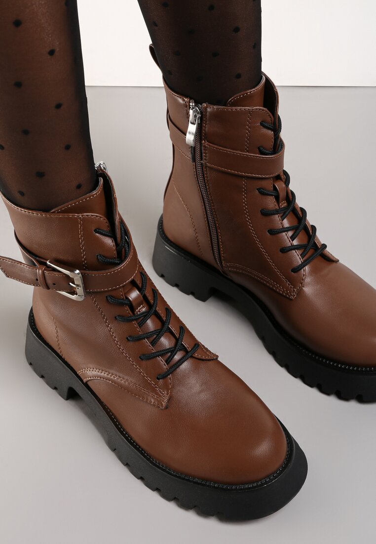 

Коричневі Черевики, Коричневий