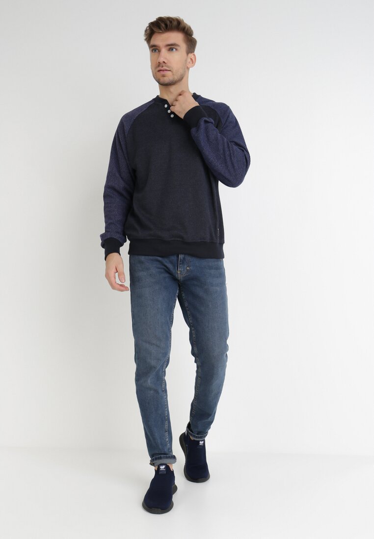 

Синій Светр