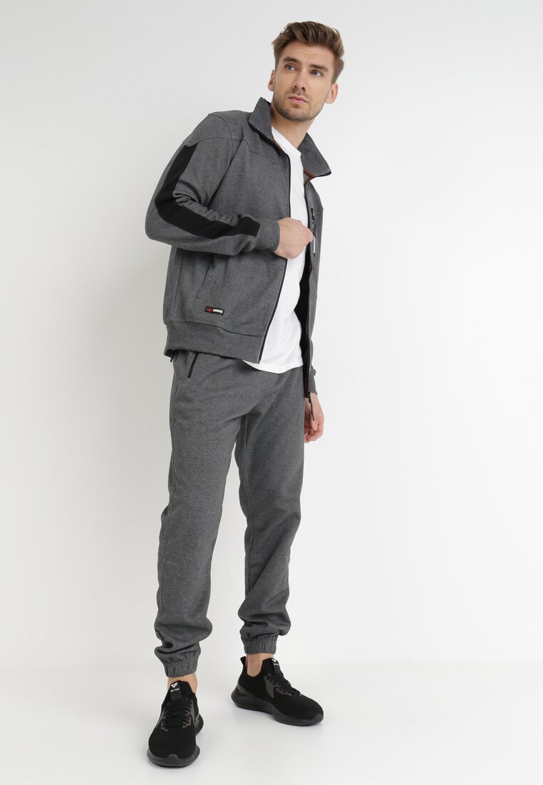 

Сіра Толстовка, Сірий