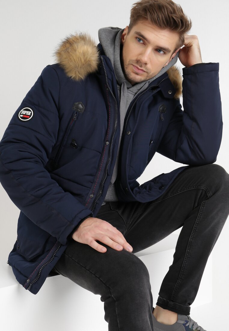 

Синя Куртка, Синій