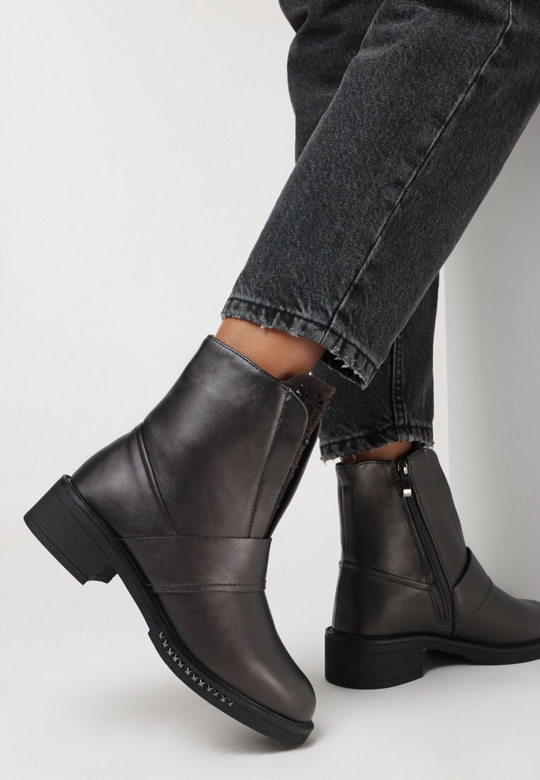 

Сірі Черевики, Сірий