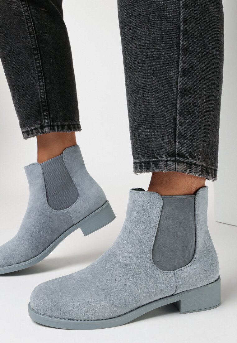 

Блакитні Черевики, Блакитний