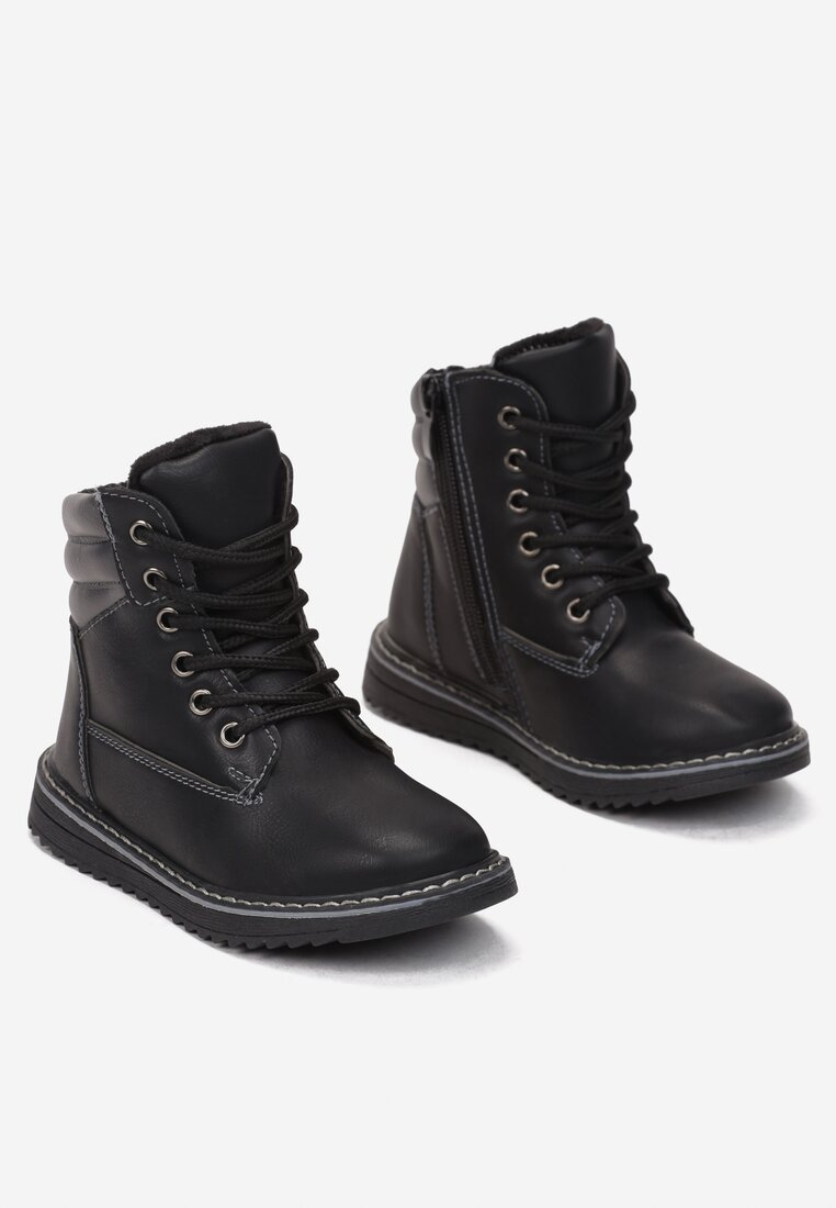 

Чорні Черевики, Чорний