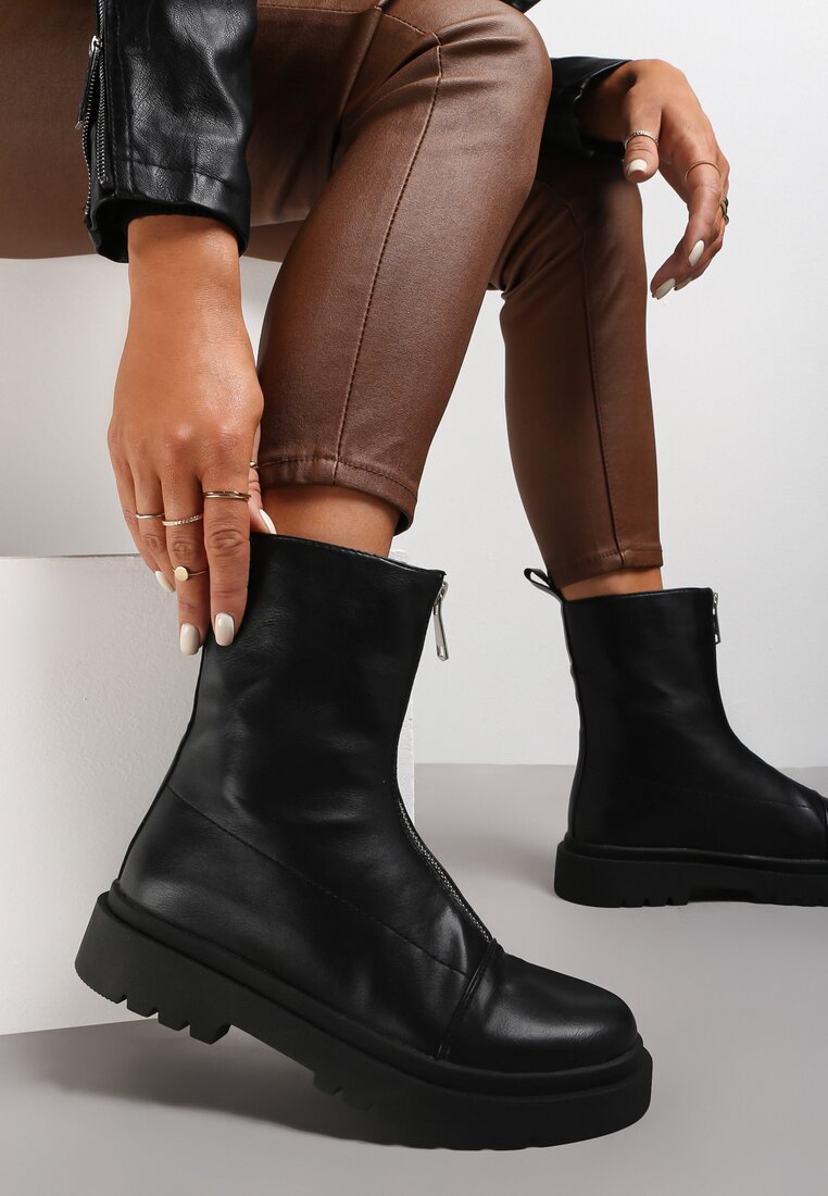 

Чорні Черевики, Чорний