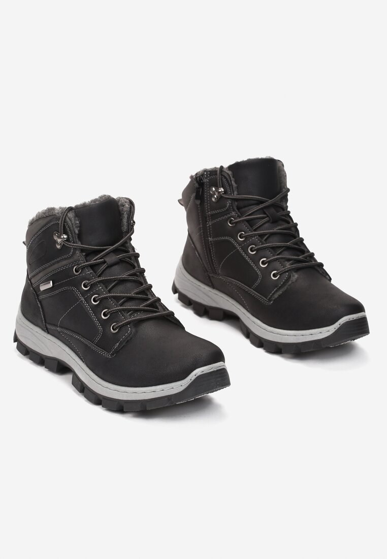 

Чорні Черевики, Чорний