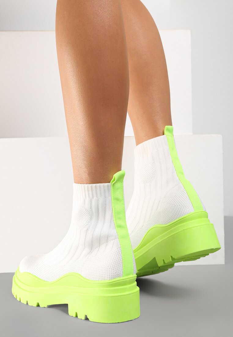 

Білі Черевики, Білий