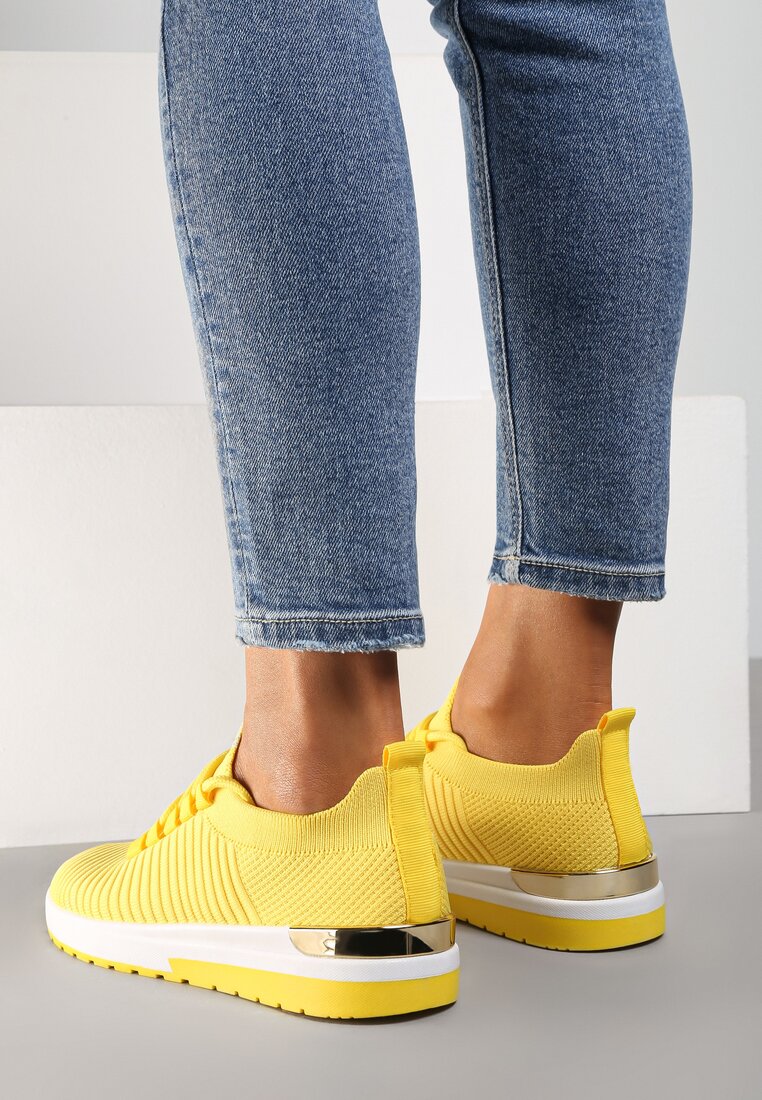 

Жовті Кросівки, Жовтий