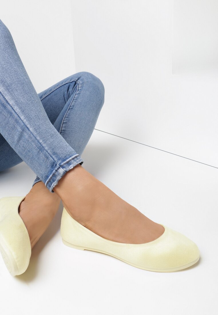 

Жовті Балетки, Жовтий