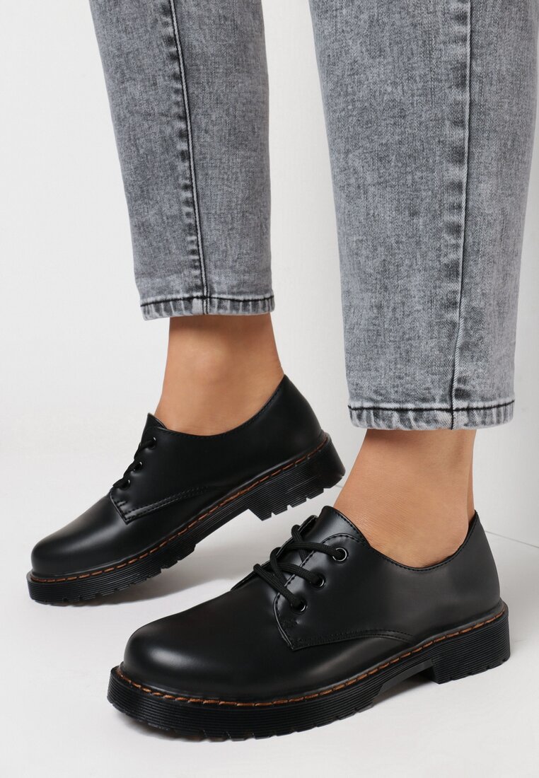 

Чорні Напівчеревики, Чорний